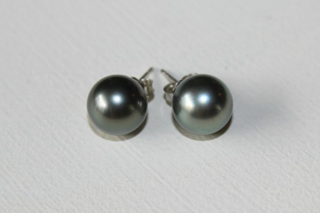 black-pearl-earrings