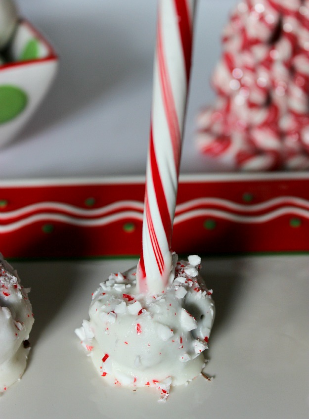 Peppermint-OREO-Cookie-Ball-Pops-2
